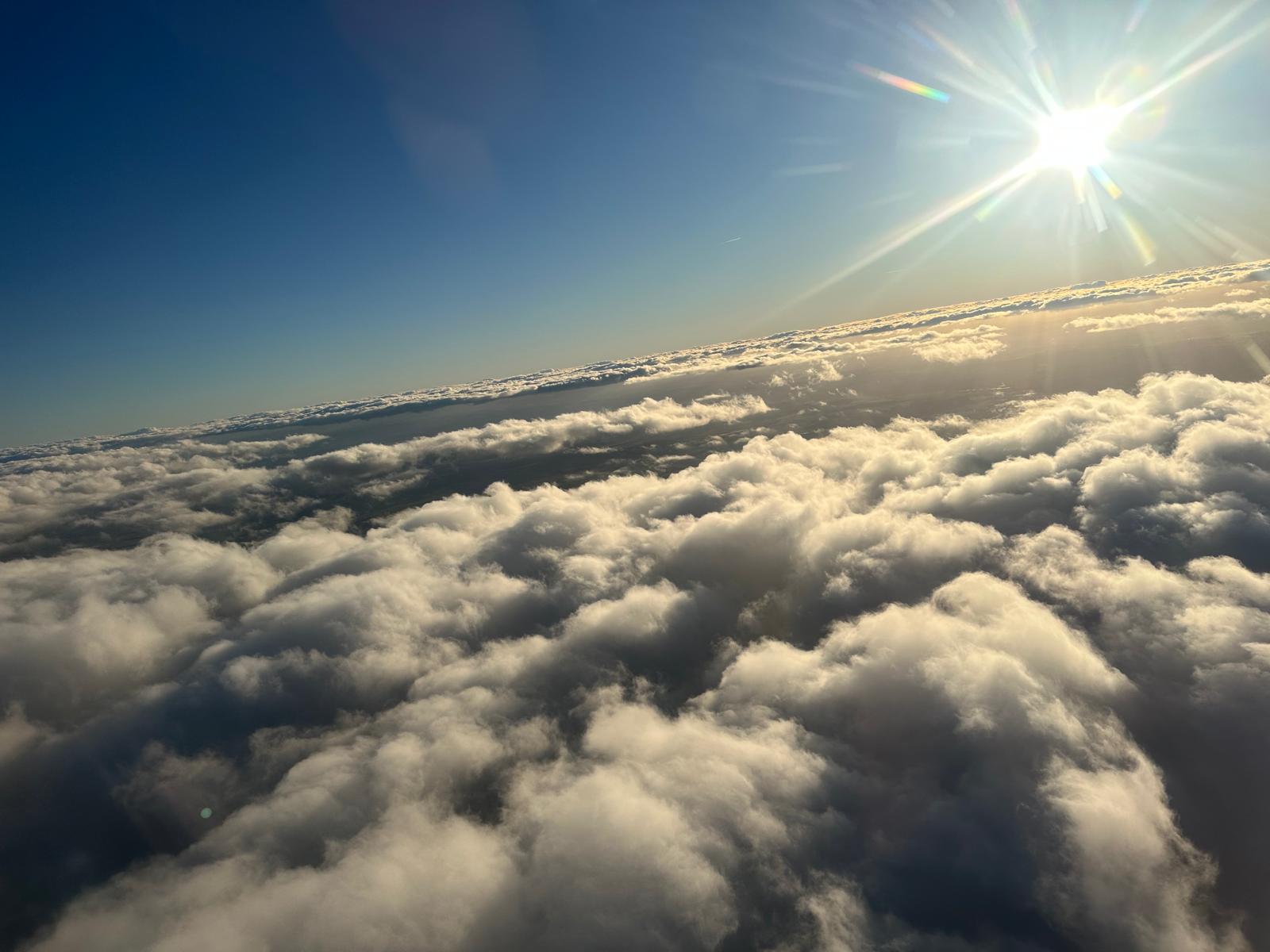 Foto: Thomas Fath, Dezember 2025 über den Wolken